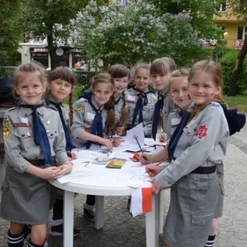 Dzień Flagi z harcerzami