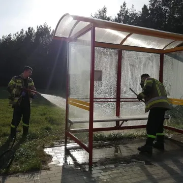 OSP Kamieńsk dezynfekuje przystanki