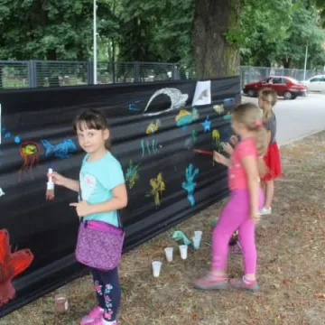 Warsztaty plastyczne „Mania malowania” w plenerze