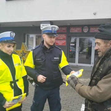 Kodrąb: w ramach akcji „Świeć przykładem” policjanci rozdawali kamizelki odblaskowe