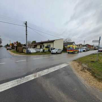 [WIDEO] Trzynastolatka odwieziona do szpitala po wypadku w Okrajszowie
