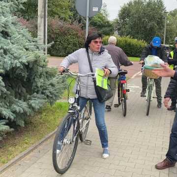Rowerzyści i piesi w Radomsku otrzymali kamizelki odblaskowe