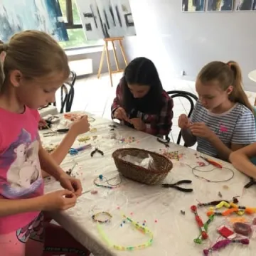 Warsztaty tworzenia biżuterii w MDK