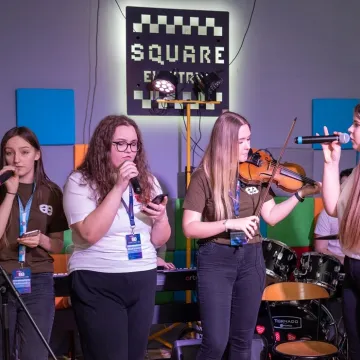 Elektryk kusił ósmoklasistów