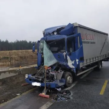 Kolizja dwóch aut ciężarowych na krajowej jedynce