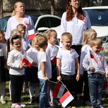 Na nowym maszcie PP4 w Radomsku powiewa już biało-czerwona flaga