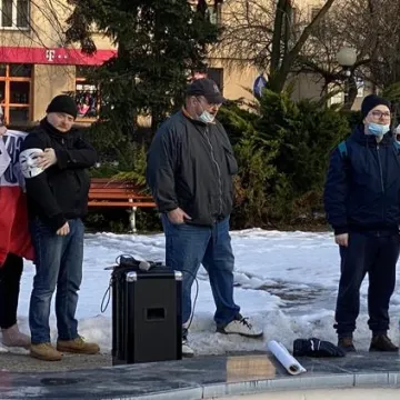 „Zjednoczeni dla Wolności” protestowali w Radomsku przeciwko rządowym obostrzeniom