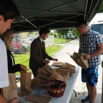 Przynieśli elektrośmieci – dostali sadzonki