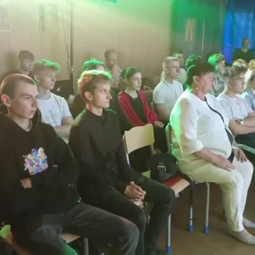 Uczniowie „elektryka” wystawili „Zemstę” Aleksandra Fredry