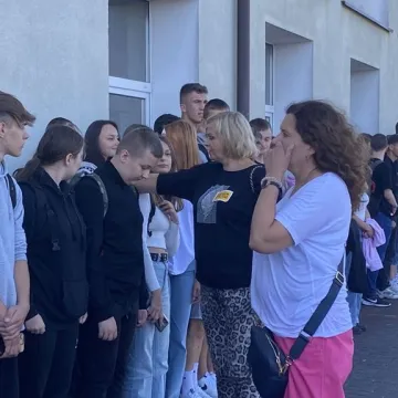 Ewakuacja ZSP 1 w Radomsku. Był pożar, strzały i osoby ranne