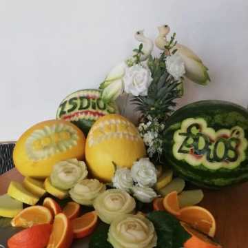 Nauczycielki z „drzewniaka” rzeźbią w owocach i warzywach