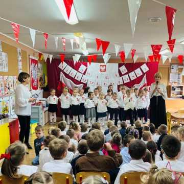 W przedszkolu nr 4 w Radomsku przygotowano akademię z okazji Narodowego Święta Niepodległości