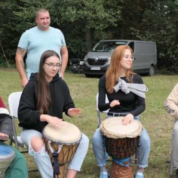 Jesienny piknik z KGW „Grzebień i Wyczesane”. Była pomoc, zabawa i integracja