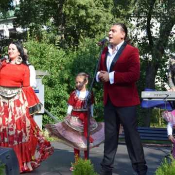 Barwne stroje i żywiołowy taniec. Koncert „Krystiano&Romen” na placu 3 Maja