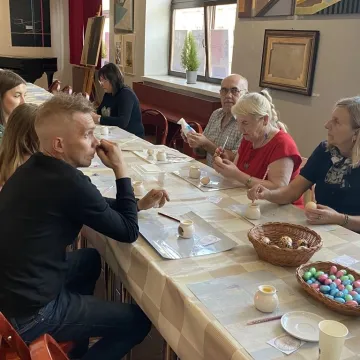 Powrót do korzeni. Uczestnicy warsztatów tworzyli pisanki batikowe w Muzeum Regionalnym w Radomsku