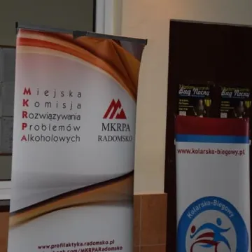 Nocne bieganie po placu targowym 