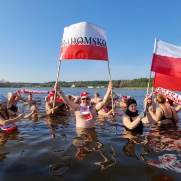 Biało-czerwone Morsy z Radomska uczciły niepodległość