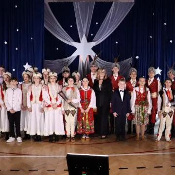 Szkolna sala zamieniła się w koncertową scenę. Noworoczne kolędowanie w Gidlach