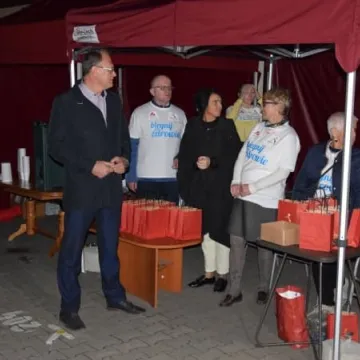 Nocne bieganie po placu targowym 