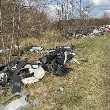 Gm. Gomunice: składowisko odpadów „wyrosło” nieopodal lasu