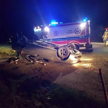 Samochód dachował. Dwie osoby trafiły do szpitala