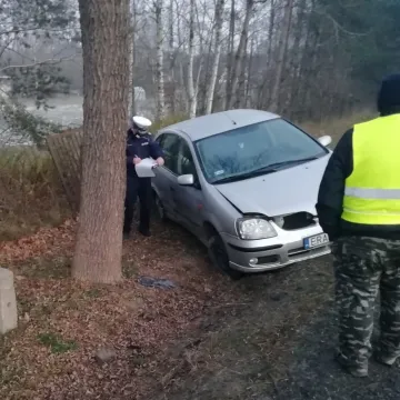 Kol. Borowiecko: dachował samochód. Trzy osoby ranne