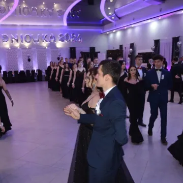 Studniówkowy wieczór uczniów radomszczańskiego Drzewniaka