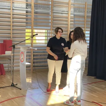 Foto budka, pokazy, poznawanie szkoły. Dzień  Otwarty w ZSP w Kamieńsku