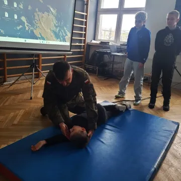 Wojsko w PSP nr 4 w Radomsku. Uczniowie uczestniczyli w specjalnych zajęciach