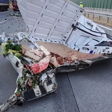 Wypadek busa na A1. Na drogę wyspały się warzywa i owoce