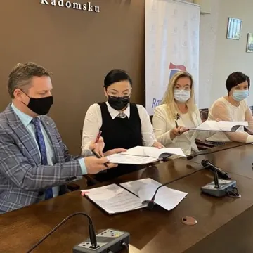 I LO w Radomsku doczeka się nowoczesnego boiska. Wicemarszałek podpisał umowę