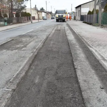 Na ul. Słowackiego w Kamieńsku trwają prace drogowe. Wprowadzono ruch wahadłowy