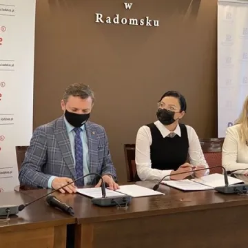 I LO w Radomsku doczeka się nowoczesnego boiska. Wicemarszałek podpisał umowę