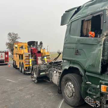 Samochód ciężarowy przewożący cement przewrócił się na drogę. Kierowca prawdopodobnie zasnął. Wciąż występują utrudnienia