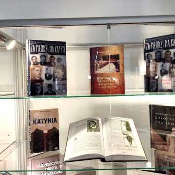 Katyń: zbrodnia, prawda, pamięć - wystawa w bibliotece w Radomsku