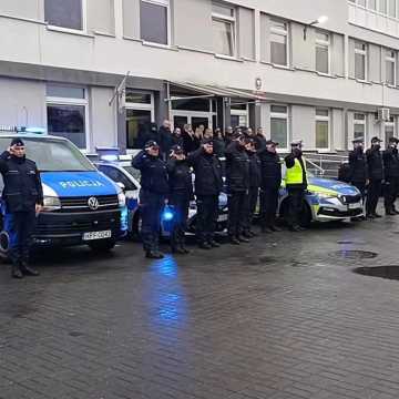 [WIDEO]  Braterstwo w służbie. Policjanci i strażacy z Radomska w hołdzie dla Mateusza Biernackiego