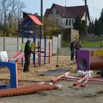 Powstają place zabaw 