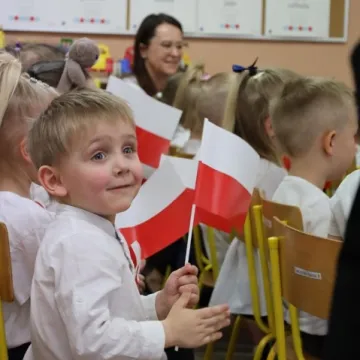 Na nowym maszcie PP4 w Radomsku powiewa już biało-czerwona flaga