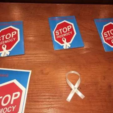 Biała wstążka symbolem kampanii przeciwdziałania przemocy