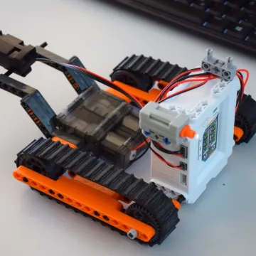 Staż uczniów z elektryka z Alpami w tle