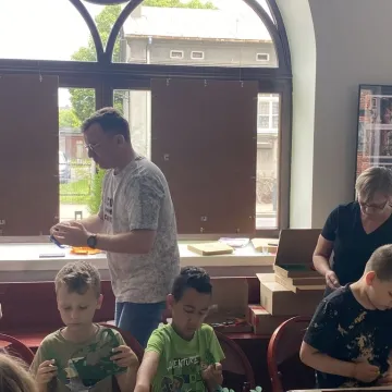 Emocje i wiosna na warsztatach kartonowych w Muzeum Regionalnym w Radomsku