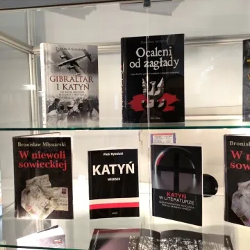 Katyń: zbrodnia, prawda, pamięć - wystawa w bibliotece w Radomsku