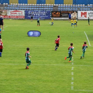 Mali piłkarze na dużej murawie