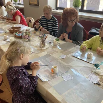 Powrót do korzeni. Uczestnicy warsztatów tworzyli pisanki batikowe w Muzeum Regionalnym w Radomsku
