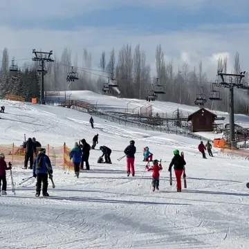 Tłumy narciarzy na Górze Kamieńsk
