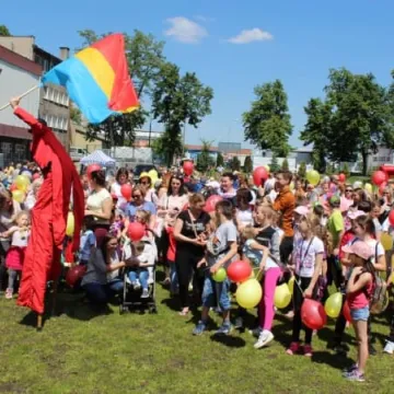 Barwny korowód z okazji Dnia Dziecka