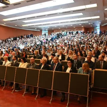 Uczennica PSP w Strzelcach Małych odebrała dyplom Laureata Konkursu Kuratoryjnego z geografii