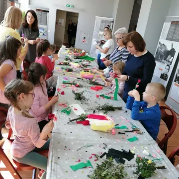 Dzieci tworzyły wielkanocne palmy