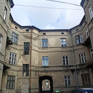 Radny Rafał Dębski pyta: Specjalista od pudrowania?