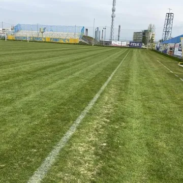 Na boiskach w Radomsku trwa pielęgnacja murawy